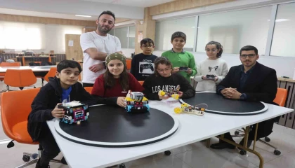 Geleceğin kaşifleri olacak depremzede çocuklar ‘Hataybot Robot Yarışmasına hazırlanıyorlar
