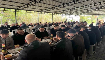 Gelenek sürüyor: Tüm mahalle bir araya gelerek bayramı kutladı