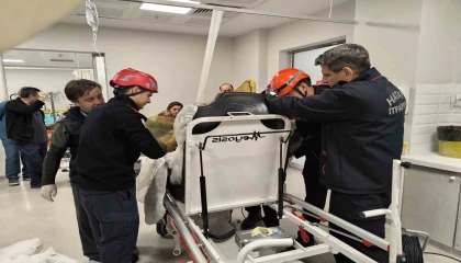 Göğüs boşluğuna demir saplanan hastanın ameliyatına itfaiye girdi