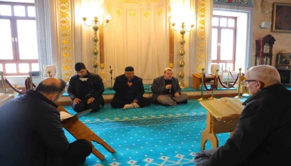 Görme engelli üç hafız Ramazan boyunca mukabele okuyor