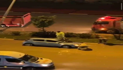 Hatayda aşırı yağışların etkisiyle, göle dönen yollarda araçlar mahsur kaldı