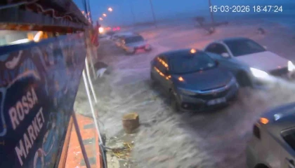 Hatayda kuvvetli fırtınayla deniz taştı, iş yerleri zarar gördü... O anlar kamerada