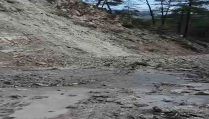 Heyelan köy yolunu ulaşıma kapattı