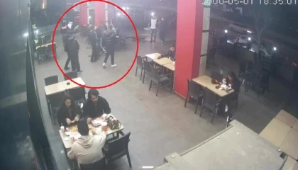 Hiç tanımadıkları genci Neden bakıyorsun diye darp edip burnunu kırdılar