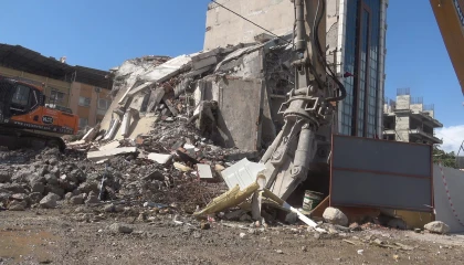 İş makinasının kolona son dokunuşu 7 katlı binayı yerle bir etti