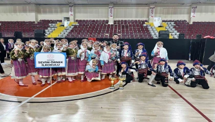 Ispartada halk oyunları miniklerin şampiyonu Sevim Örnek İlkokulu