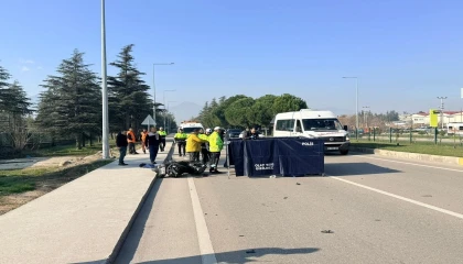 Ispartada otomobille çarpışan motosiklet sürücüsü hayatını kaybetti