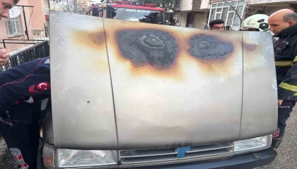 Ispartada park halindeki Tofaşın motor kısmı yandı