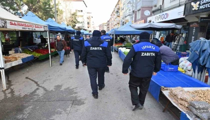 Ispartada zabıtadan pazarda fiyat etiketi, terazi kontrolü ve pazar düzeni denetimi