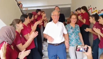 ‘İyi ki gençlere hizmet etmişim diyen 42 yıllık öğretmen, mesleğine öğrencilerinin alkışları içerisinde veda etti