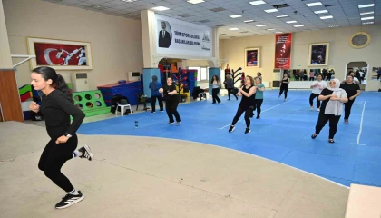 Kadınlar zumba ile hem spor yapıyor hem sosyalleşiyor