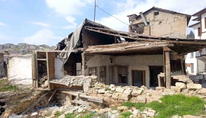 Kahramanmaraşta metruk binalar korku saçıyor