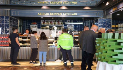 Kahramanmaraşta Ramazan tatlıları tezgahları süslüyor