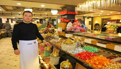 Kahramanmaraşta tezgahlar şeker ve çikolatalarla süslendi