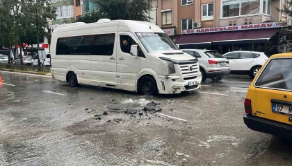 Kanalizasyon borusu patladı, sürücüler zor anlar yaşadı