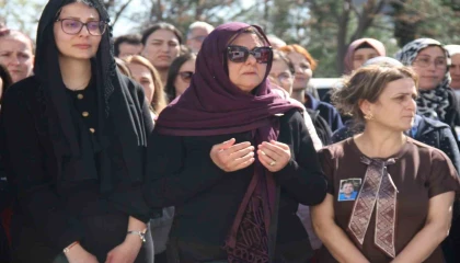 Kanser nedeniyle hayatını kaybeden çocuk doktoru için hastanede tören düzenlendi