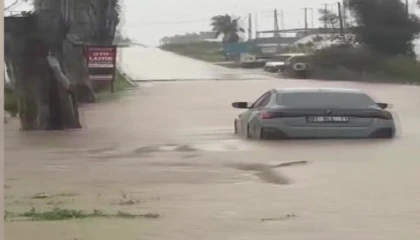 Karataşta sağanak hayatı felç etti: Yollar ve tarlalar göle döndü