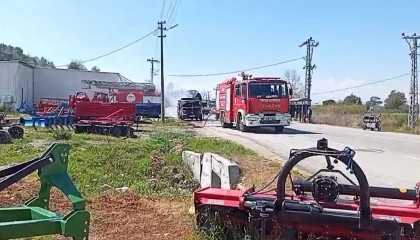 Karton yüklü kamyonet seyir halindeyken yandı