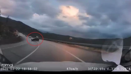 Kayganlaşan yolda kontrolden çıktı, faciadan dönülen o anlar araç kamerasına yansıdı