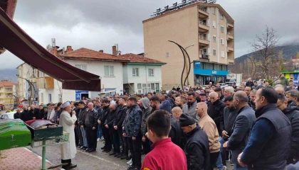 Kazada hayatını kaybeden nişanlı çift yan yana toprağa verildi