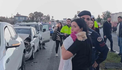 Kırmızı ışıkta bekleyen araçlara çarpıp olay yerinden ayrıldı: 4 yaralı