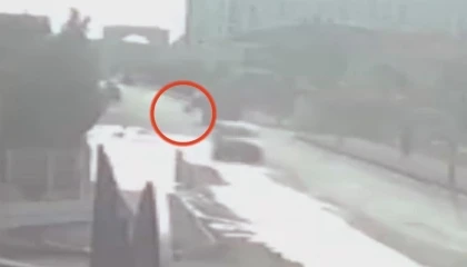 Köpekten kaçarken kamyonun altında kalarak ölmüştü, sınıf arkadaşlarının vefası anneyi duygulandırdı