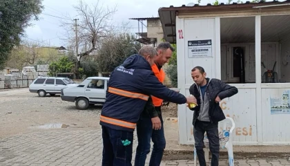 Kozanda temizlik işçilerinden anlamlı bayramlaşma