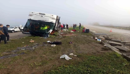 Kozanda yolcu otobüsü devrildi: 2 ölü, 17 yaralı