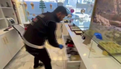Kuyumcu süsü verip tefecilik yaptılar: Operasyonda silah, pos cihazları ve milyonluk çek-senet ele geçirildi