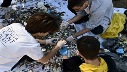 Lara Sahilinde öğrencilerden bilimsel temizlik