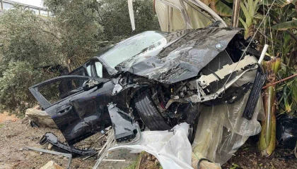 Lüks otomobil seraya daldı aynı noktada 3 günde ikinci kaza: 4 yaralı