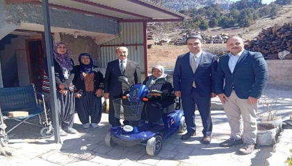 Mahalleli birleşti, engelli kadına akülü tekerlekli sandalye aldı