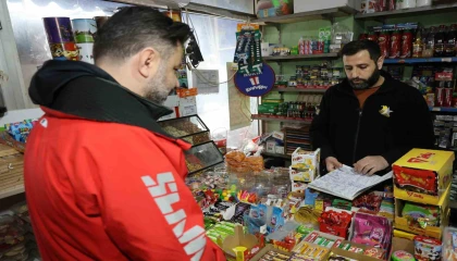 Mahallenin bakkal borcunu ödeyip, veresiye defterini yaktı