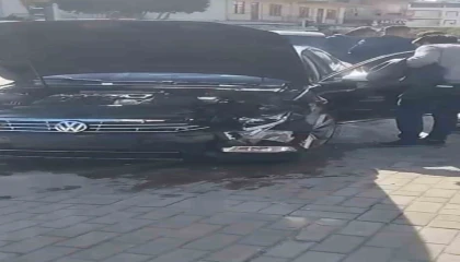 Manavgatta iki otomobil kavşakta çarpıştı