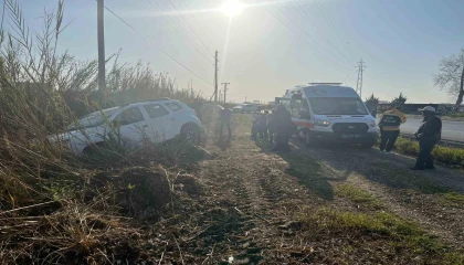 Manavgatta otomobil tarlaya uçtu, sürücü kazayı burnu bile kanamadan atlattı