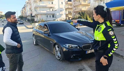 Manavgatta park halindeki otomobile çarpan motosikletli yaralandı