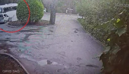 Manavgatta servis otobüsü ile hafif ticari araç çarpıştı