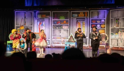 Mersin Şehir Tiyatrosu Dünya Tiyatro Gününü binlerce seyirciyle kutladı