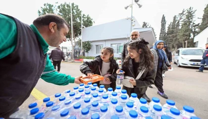 Mersinde bayramda mezarlıklarda vatandaşlar yalnız bırakılmıyor