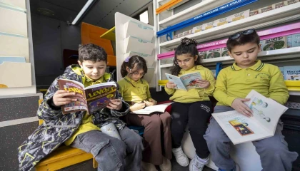 Mersinde çocuklar tiyatro ve Kitobüs ile buluştu