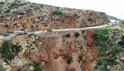 Mersinde çöken yolda çalışmalar sürüyor: Mersin-Antalya yolunda trafik kontrollü sağlanıyor