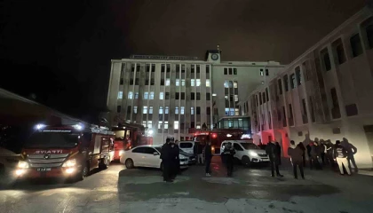 Mersinde emniyetin ek binasında çıkan yangın büyümeden söndürüldü