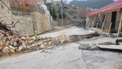 Mersinde heyelan: Yol yarıldı, evler zarar gördü