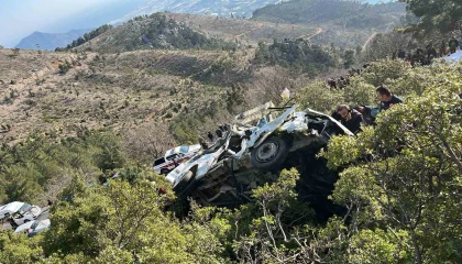 Mersinde işçi servisi uçuruma yuvarlandı: 3 ölü 11 yaralı