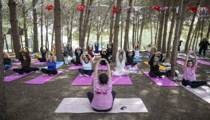 Mersinde kadınlar doğada yoga ve sanatla buluştu