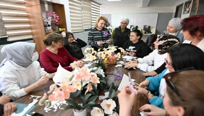 Mersinde kadınlar yapay çiçek kursuyla üretip kazanıyor