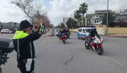 Mesleğinde 32 yılı geride bırakarak emekli olan trafik polisinin son görevinde motosikletlilerden sürpriz