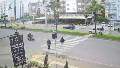 Motokurye kız çocuğuna çarptı, o anlar güvenlik kamerasında