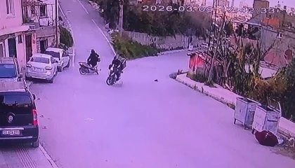Motosikletlerin kafa kafaya çarpıştığı kazada şahısların yere savrulduğu anlar kameraya yansıdı