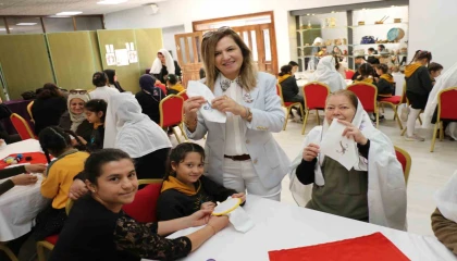 Nineler ve torunları mendil geleneğinde buluştu: Ellerini öptükleri ninelerinin sardığı mendillerden hediyelerini aldılar